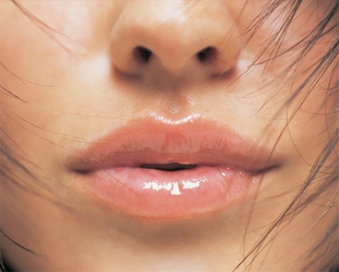 Как и кожа лица, губы нередко отражают общее состояние здоровья. Красивая, гладкая красная кайма губ свидетельствует о здоровье. Синюшный оттенок часто является признаком заболевания сердечно-сосудистой системы, легких и т.д. Сухость и трещины обычно "говорят" о воспалении красной каймы, о недостатке витаминов.
