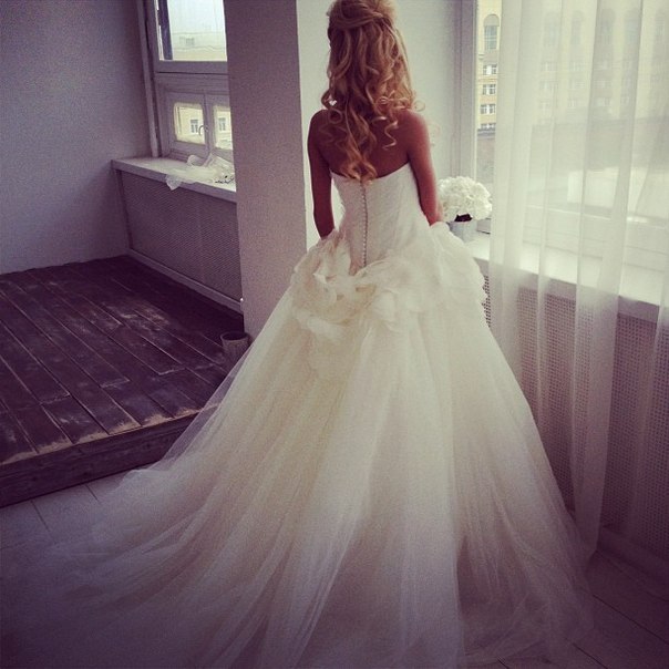 Девушка действительно красива не тогда, когда ей вручают корону, а когда она в первый раз надевает свадебное платье.