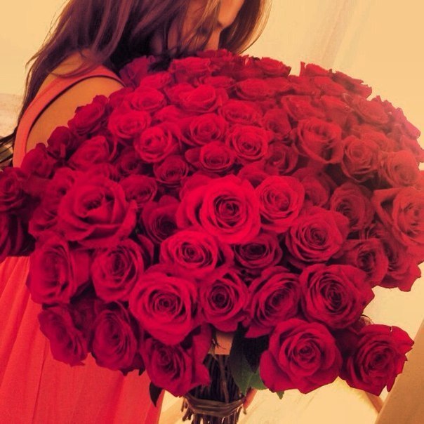 Любимым девушкам дарят цветы, а не слезы.