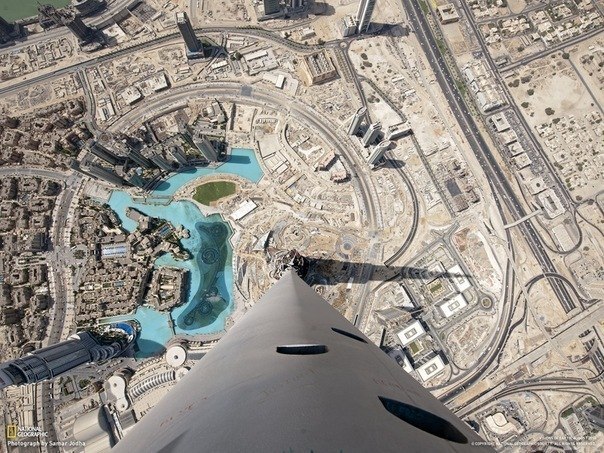 Фото с самого высокого здания мира. Дубай, Арабские Эмираты. Его высота 828 метров.