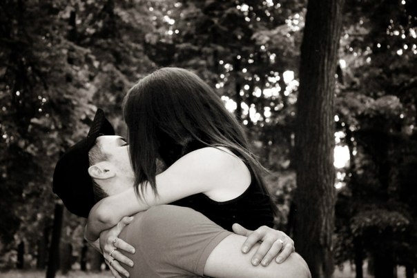 Когда он обнимает меня своими сильными руками, мне ничего не страшно. Когда он целует меня своими нежными губами, я забываю обо всем на свете. Когда он шепчет мне на ушко, что любит меня, у меня учащенно бьется сердце. Когда он рядом, я просто счастлива