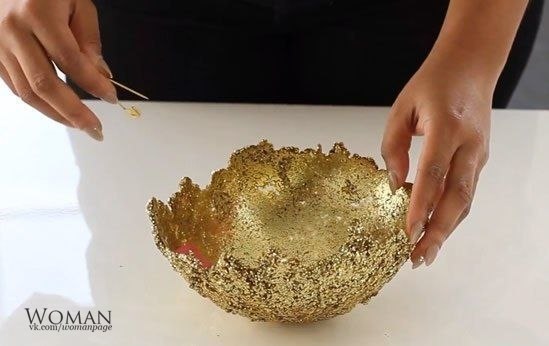 Золотая вазочка из клея и блесток