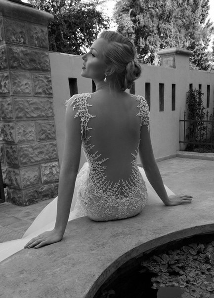 Безумно красивые свадебные платья с кружевом на спине