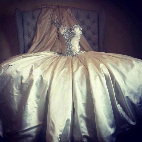 Самые красивые свадебные платья прошедшего 2012 года