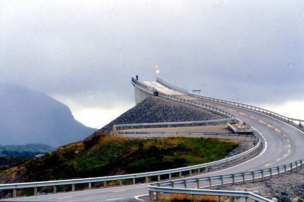 В Норвегии есть интересный мост. 