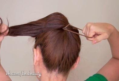 1. Чтобы добиться такого образа, вам сперва необходимо завить волосы щипцами.