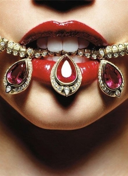 Мы любим красные губы <3