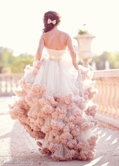 Изумительно красивое свадебное платье. Такое нежное)