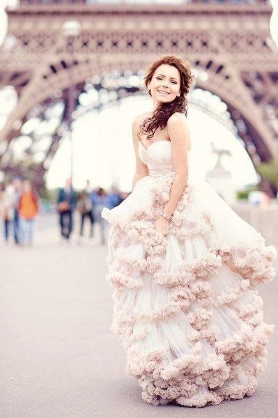 Изумительно красивое свадебное платье. Такое нежное)