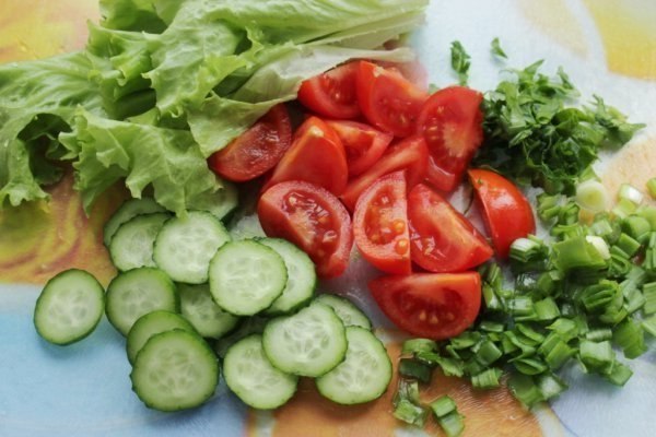 Салат из курицы и свежих овощей