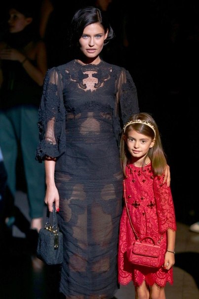 Итальянская топ-модель Бьянка Балти с дочкой Матильдой на показе Dolce & Gabbana в Милане