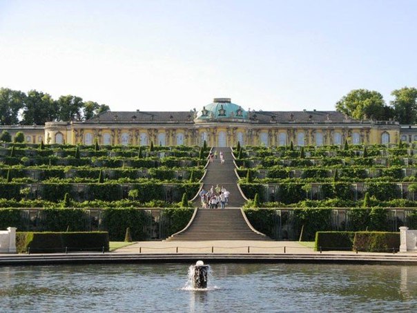 Если судьба забросит вас в восточную Германию, обязательно побывайте в Потсдаме и посетите его удивительный парк Сан-Суси и одноимённый дворец, расположенный здесь же. Сан-Суси относится к одним из самых посещаемым и знаменитым достопримечательностям Германии