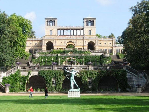 Если судьба забросит вас в восточную Германию, обязательно побывайте в Потсдаме и посетите его удивительный парк Сан-Суси и одноимённый дворец, расположенный здесь же. Сан-Суси относится к одним из самых посещаемым и знаменитым достопримечательностям Германии