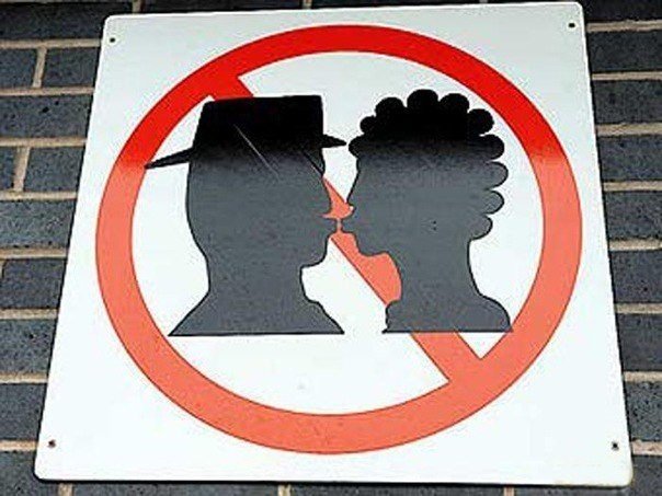 А вы знаете что? Во Франции до сих пор действует закон, который запрещает поцелуи на вокзалах. Причиной запрета были задержки с отправлением поездов. Закон издали ещё 100 лет назад и его до сих пор никто не отменял.