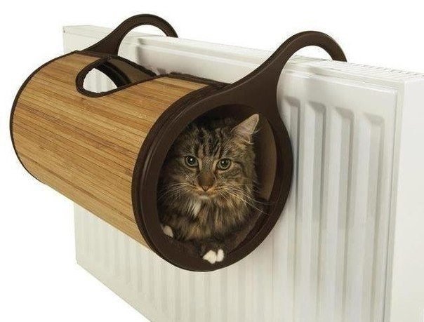 Домик для кошки на батарее