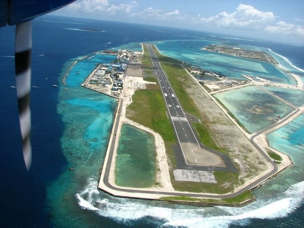Аэропорт на Мальдивах представляет собой остров в океане с посадочной полосой во всю длину