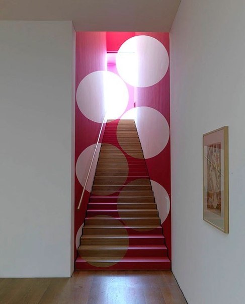Швейцарский художник Феличе Варини ( Felice Varini ) создает объемные геометрические картины, являющиеся лишь оптической иллюзией.
