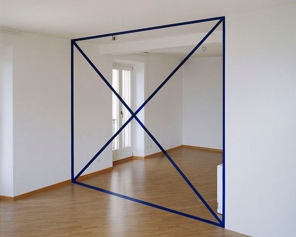 Швейцарский художник Феличе Варини ( Felice Varini ) создает объемные геометрические картины, являющиеся лишь оптической иллюзией.
