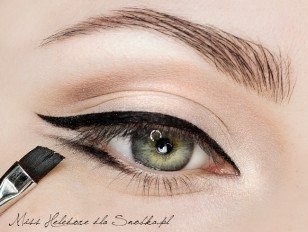 Фото-урок классического макияжа глаз с двойными стрелками